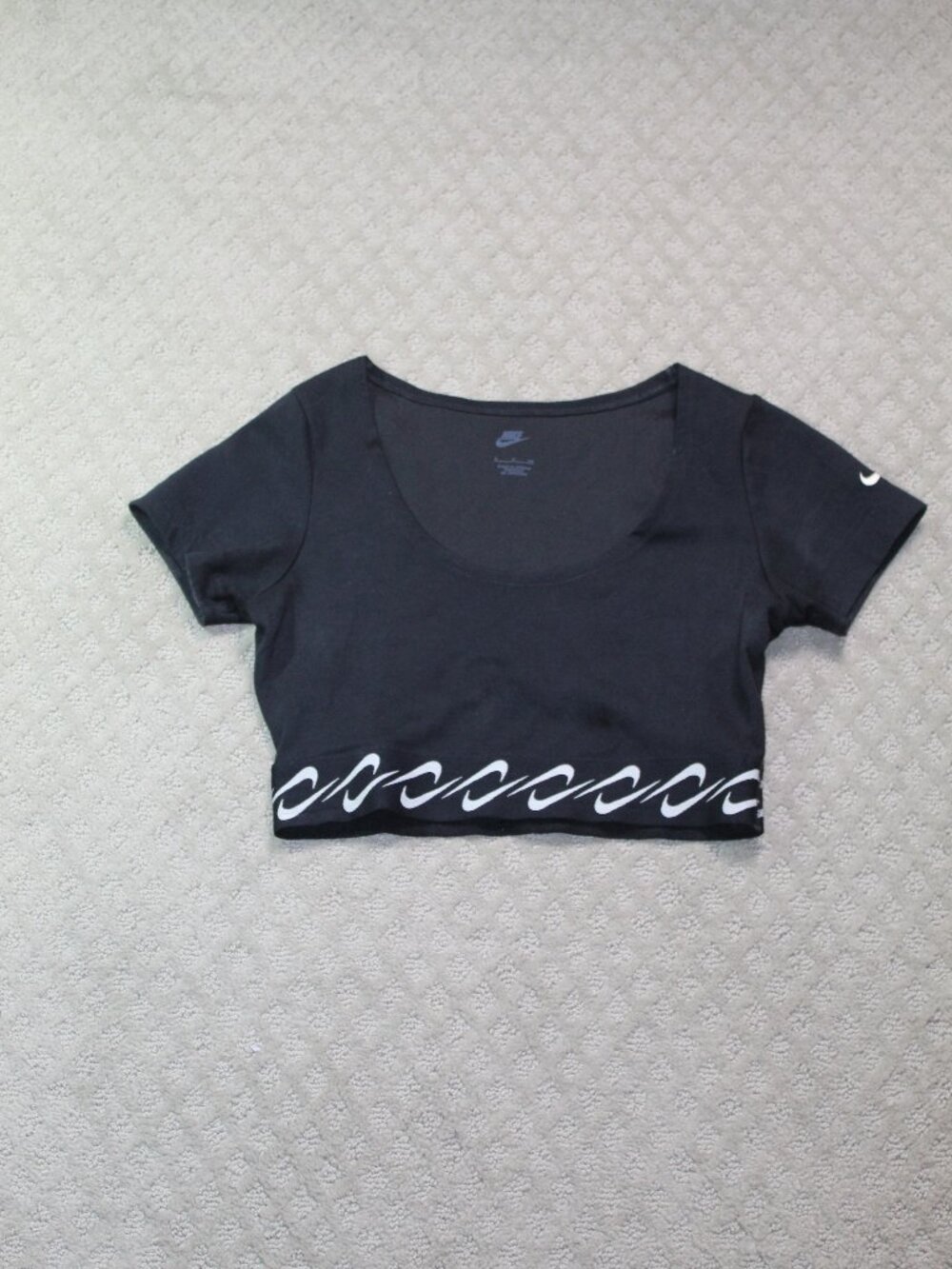 Nike Womens Size S Short Sleeve Slim Fit Scoop Neck Athletic Crop Top Black